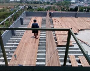 pemasangan decking ulin